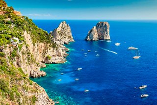Schöne Klippen und blaues Meer entlang der Küste von Capri, Italien | MSC Cruises