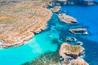 Vista aérea de la costa de Malta, rodeada por el azul del mar Mediterráneo | MSC Cruceros