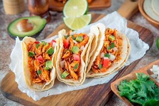 Tacos garnis de poulet, avocat et citron vert, accompagnés de légumes frais | MSC Croisières