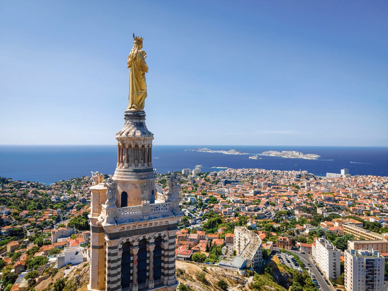 Vue aérienne de Marseille avec la basilique Notre Dame de la Garde et la statue dorée | MSC Croisières