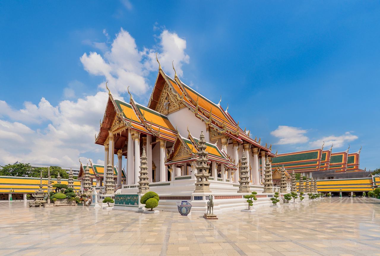 Traditional temple with colorful roofs under a blue sky in Thailand | MSC Cruises