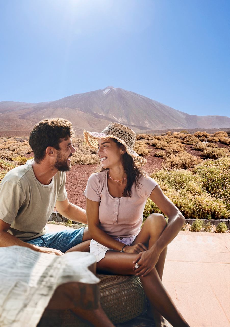 Una pareja disfruta de comida con el monte El Teide al fondo | MSC Cruceros