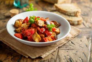 Plato colorido de verduras servido con pan en un cuenco poco profundo sobre la mesa | MSC Cruceros