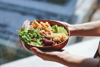 Tazón con aguacate y ensalada fresca contra un fondo de agua | MSC Cruceros
