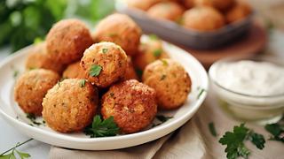 Bolas de falafel calientes servidas con crema y hierbas | MSC Cruceros