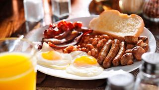 Disfruta de un delicioso desayuno: huevos, salchichas, tostadas y jugo de naranja | MSC Cruceros