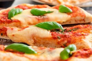 Deliciosa pizza cubierta con salsa de tomate y albahaca fresca | MSC Cruceros