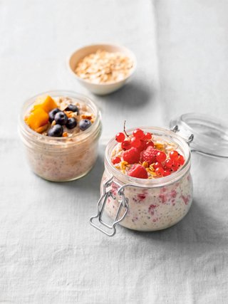 Dos tazones de avena con fruta, servidos para el desayuno | MSC Cruceros