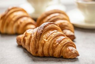 Deliciosos croissants listos para el desayuno, servidos en una mesa | MSC Cruceros