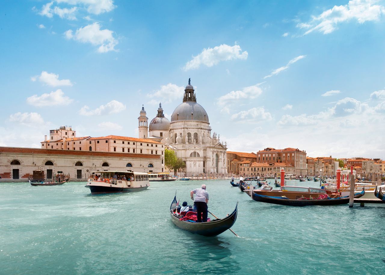 Venedig mit Gondeln und der Kirche Santa Maria della Salute | MSC Cruises