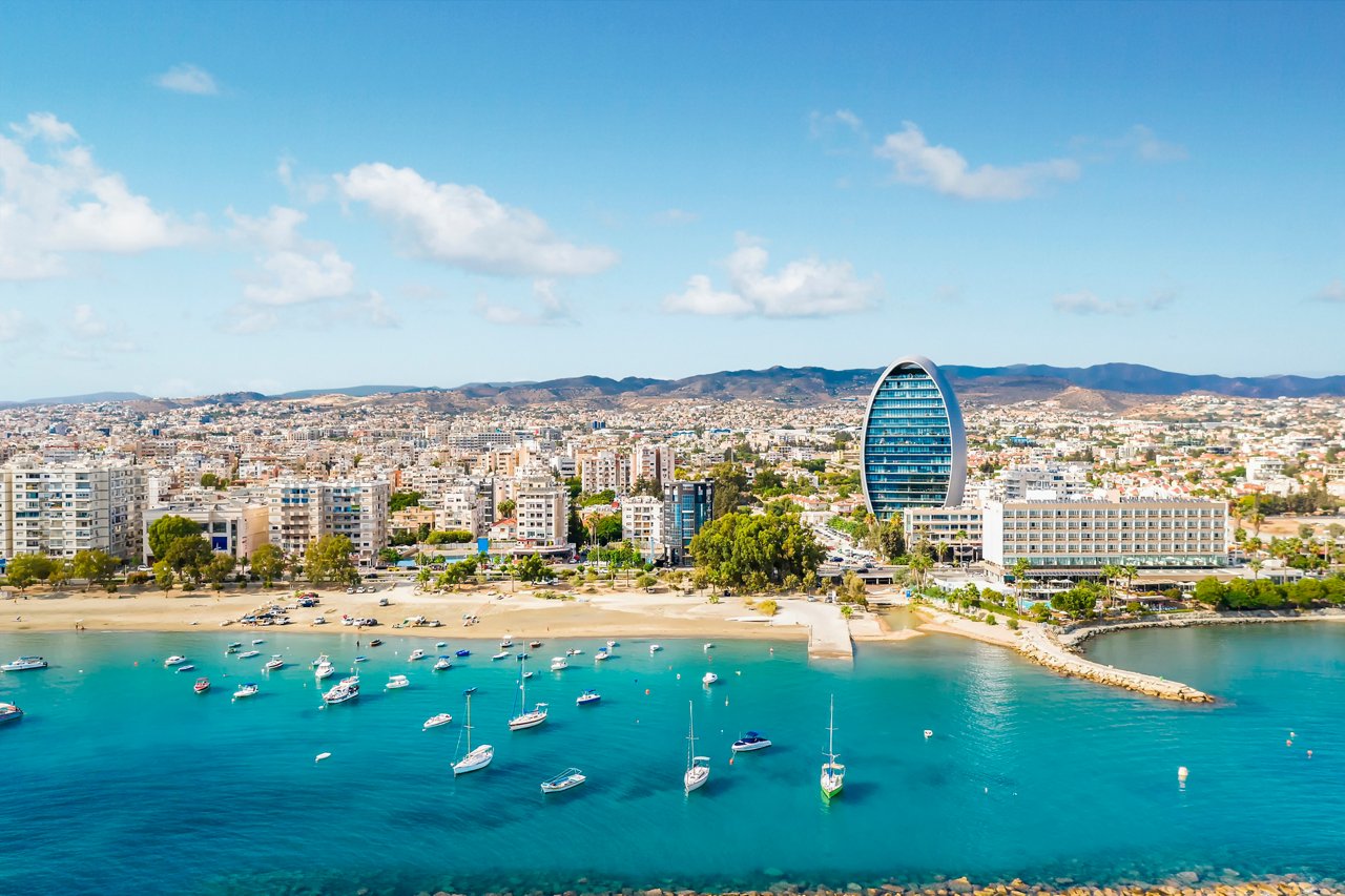 La soleada ciudad costera de Limassol en Chipre, con hermosos edificios y barcos en el mar | MSC Cruceros