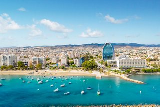 La soleada ciudad costera de Limassol en Chipre, con hermosos edificios y barcos en el mar | MSC Cruceros