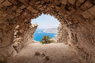 Blick auf das Meer und den Himmel durch eine Höhle auf der Insel Rhodos | MSC Cruises