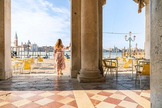 Mujer disfrutando de la vista del canal en Venecia | MSC Cruceros