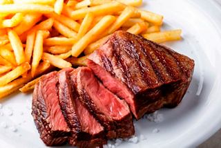 Jugoso filete con papas fritas para el almuerzo de bienvenida a bordo | MSC Cruceros