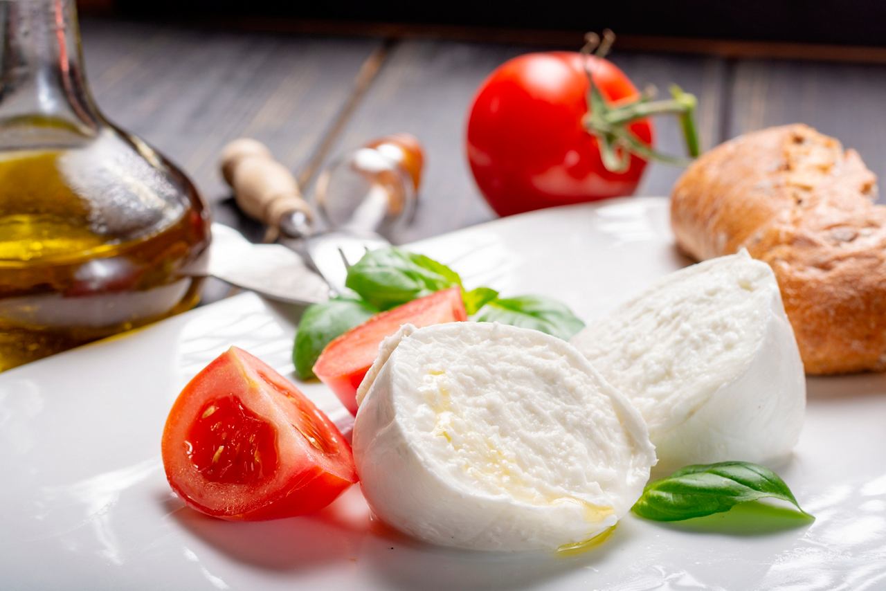 Mozzarella cheese with tomatoes and basil, served with olive oil | MSC Cruises