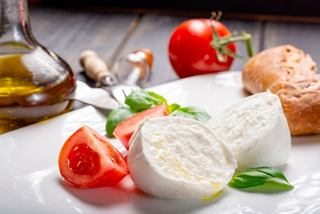 Mozzarella con tomates y albahaca, servida con aceite de oliva | MSC Cruceros