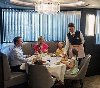 Familia disfrutando de una comida juntos en un crucero | MSC Cruceros