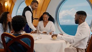 Un grupo de amigos disfruta de un almuerzo en un restaurante en el barco con vista al mar | MSC Cruceros