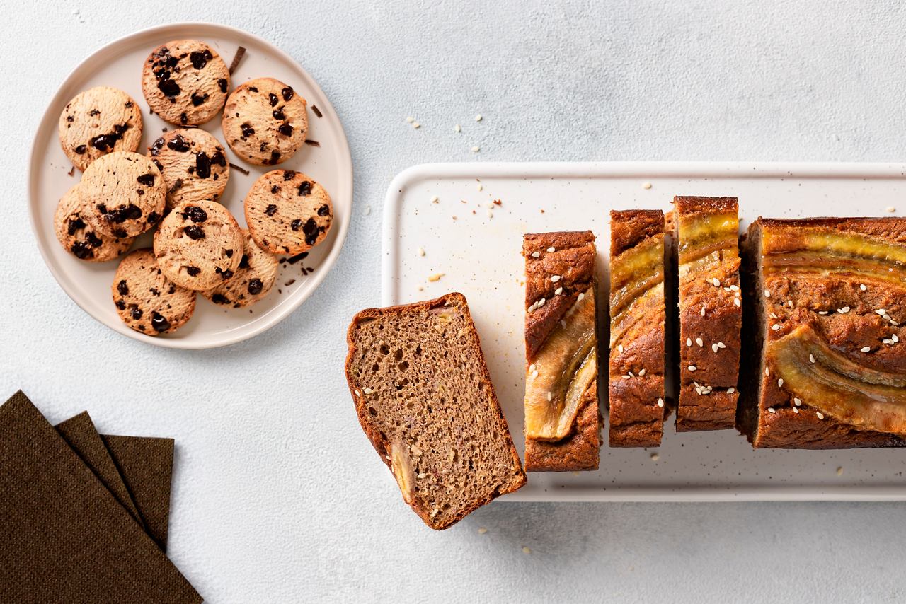 Sliced banana bread and a plate of cookies for afternoon bites | MSC Cruises