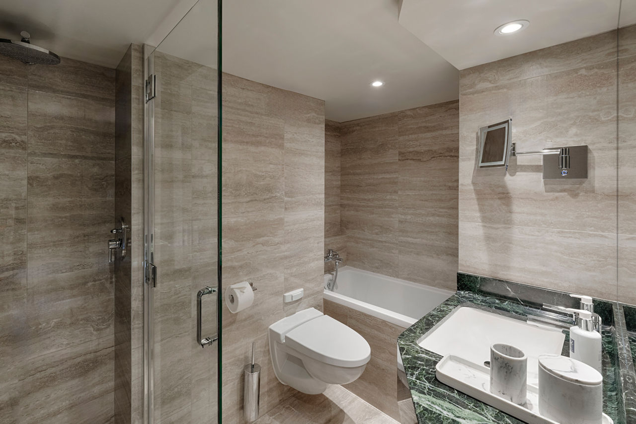 Baño en la MSC Yacht Club Executive & Family Suite de MSC Magnifica con ducha y comodidades modernas | MSC Cruises
