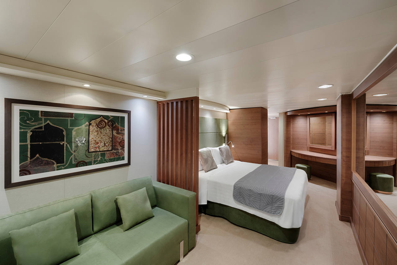 Suite acogedora con cama doble y sofá, perfecta para relajarse | MSC Cruceros