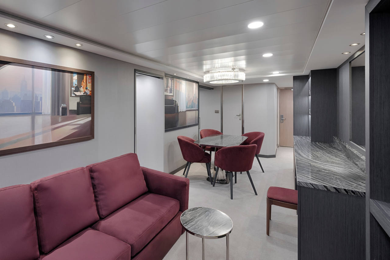 Sala de estar elegante y acogedora con sofá y mesa, perfecta para relajarse. | MSC Cruceros