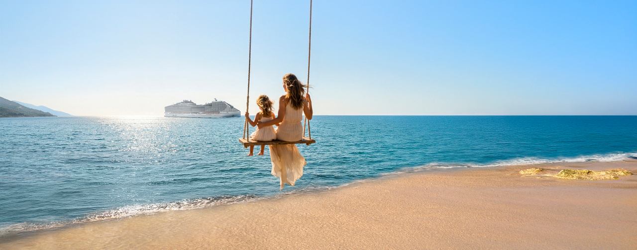 Un enfant se balance sur une balançoire sur la plage, profitant de la mer et du ciel | MSC Croisières