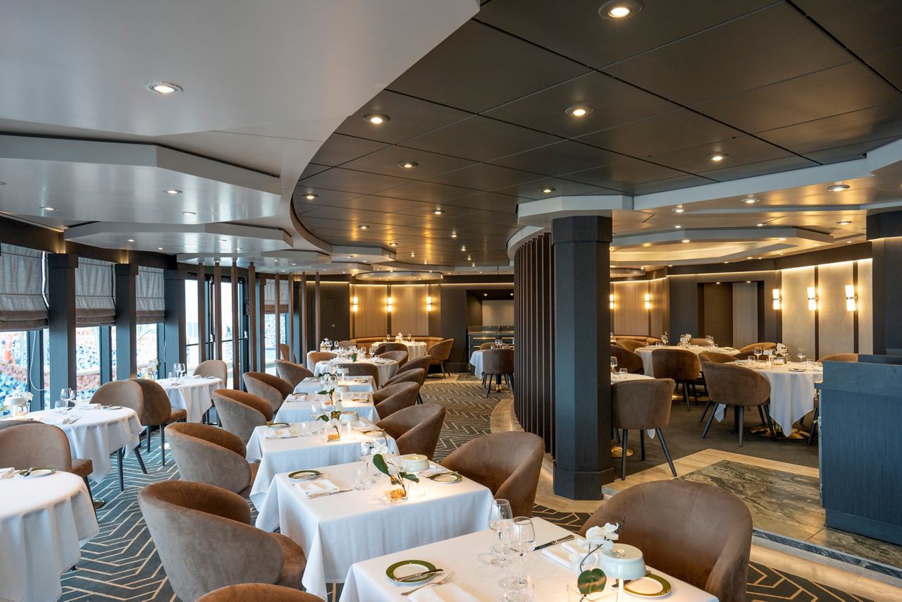 Restaurant élégant avec des tables raffinées et des sièges confortables | MSC Croisières
