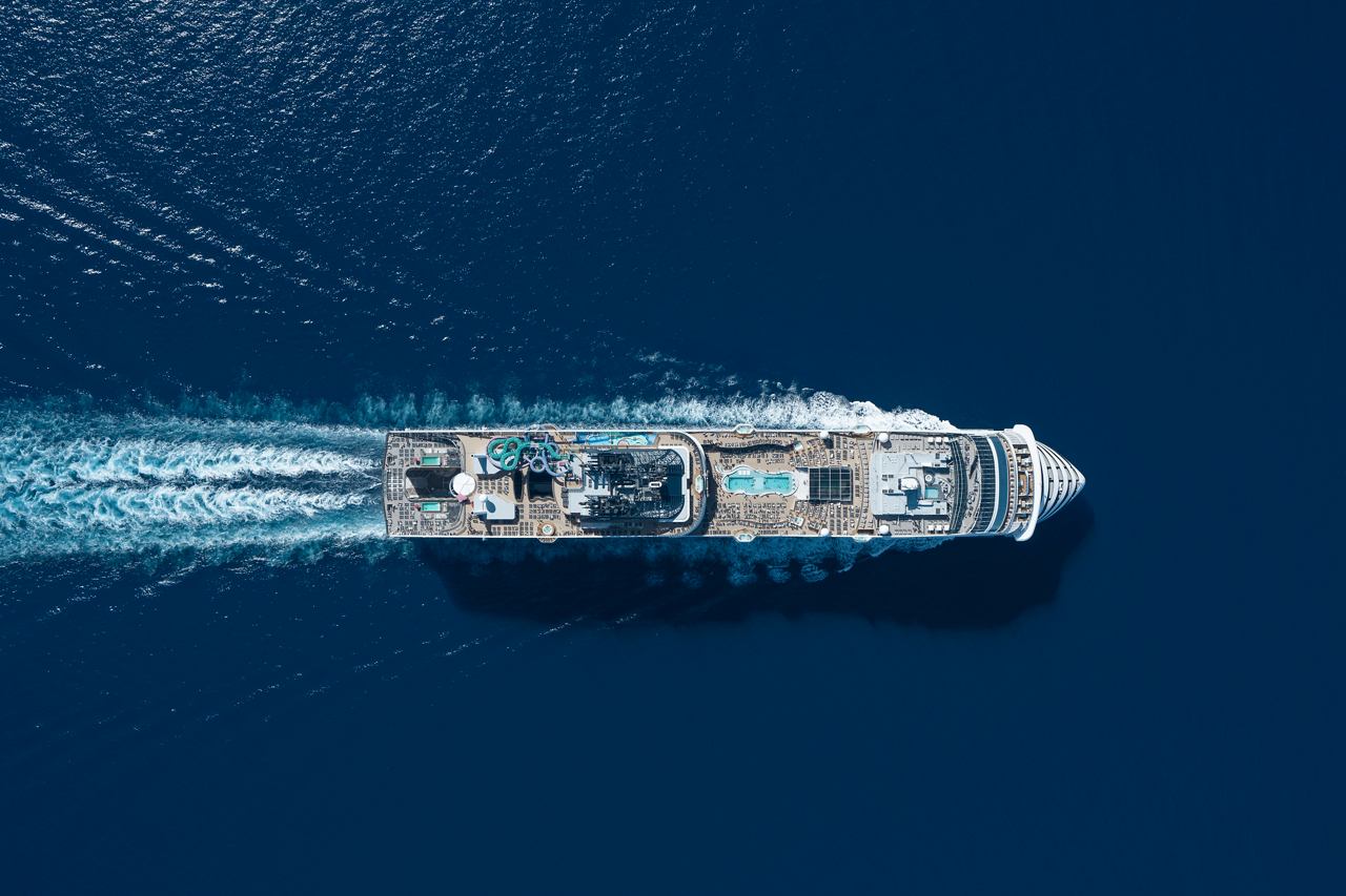 Luftaufnahme des Bugs und Schornsteins des Schiffes MSC World Europa auf See | MSC Cruises