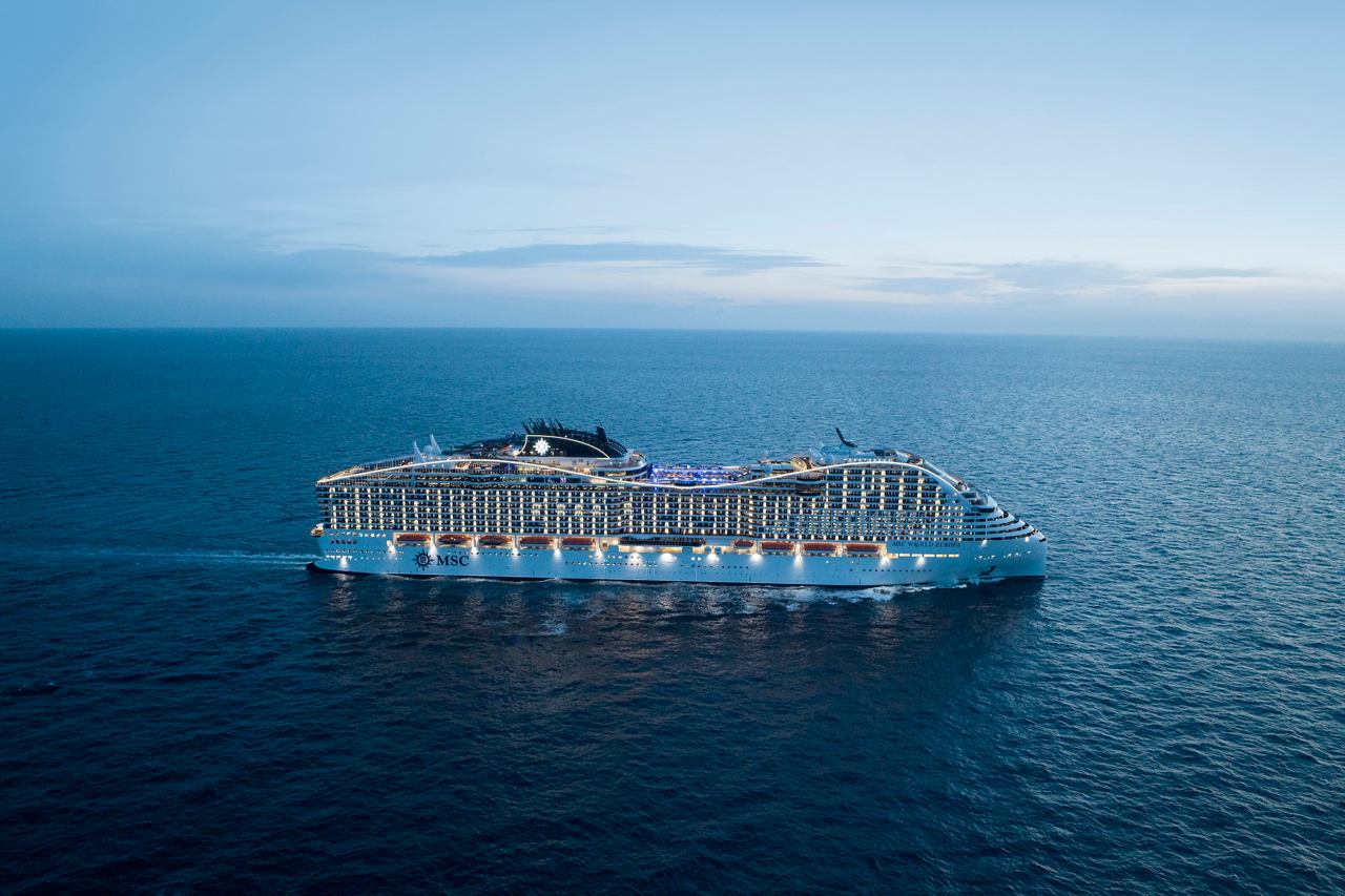 Kreuzfahrtschiff MSC World Europa auf dem Meer unter blauem Himmel aus der Luft | MSC Cruises