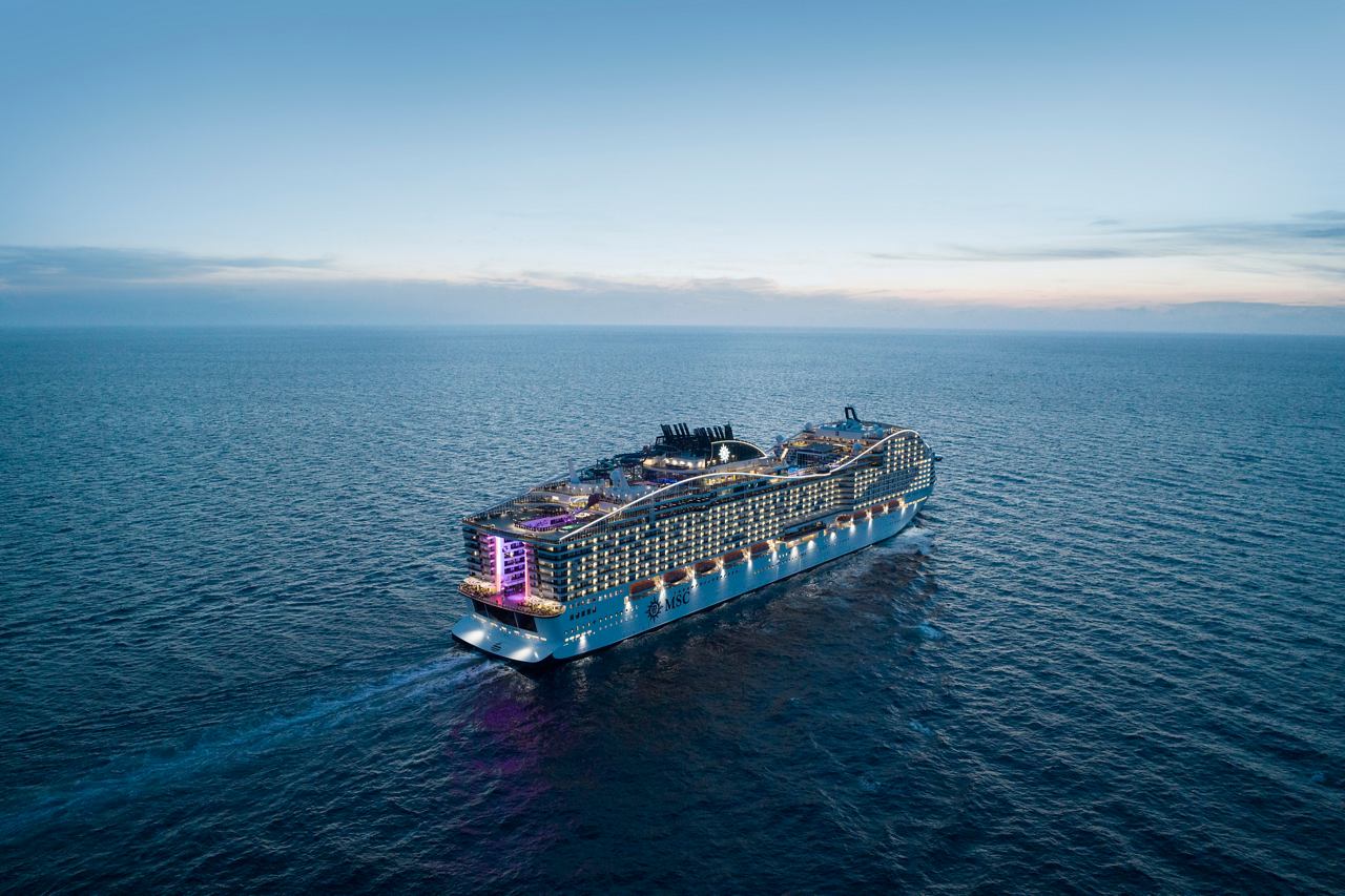 Vue aérienne du navire MSC World Europa en mer avec côté tribord et vagues visibles | MSC Croisières