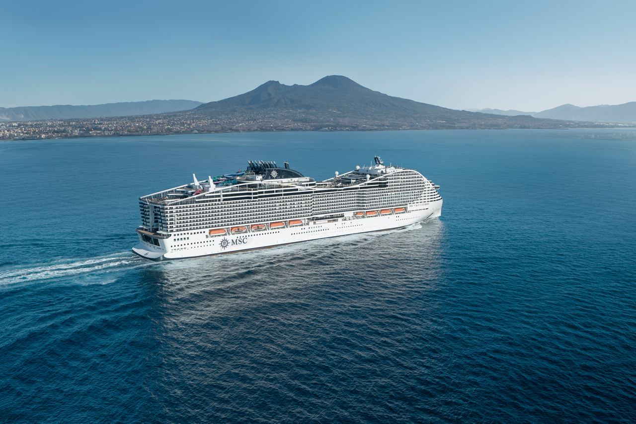 Vue aérienne du navire MSC World Europa près de la côte de Naples avec le volcan Vésuve en arrière-plan | MSC Croisières