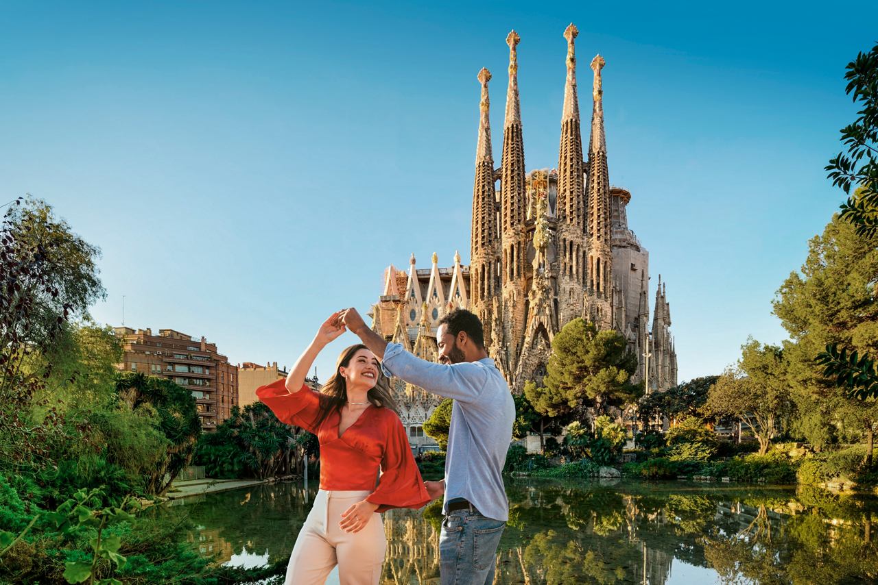 Couple heureux dansant devant la célèbre cathédrale Sagrada Familia à Barcelone, Espagne | MSC Croisières