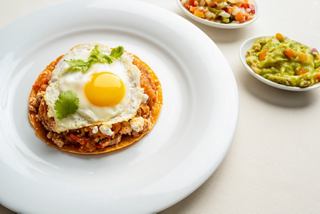 Primer plano de huevo con aguacate y salsa, parte de MSC Food Experiences | MSC Cruceros