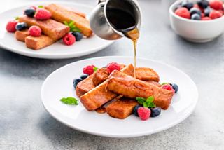Tostada francesa con jarabe de arce y bayas para una experiencia culinaria MSC inolvidable | MSC Cruceros