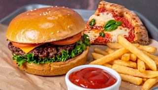 Hamburguesa y pizza con kétchup para una experiencia deliciosa | MSC Cruceros