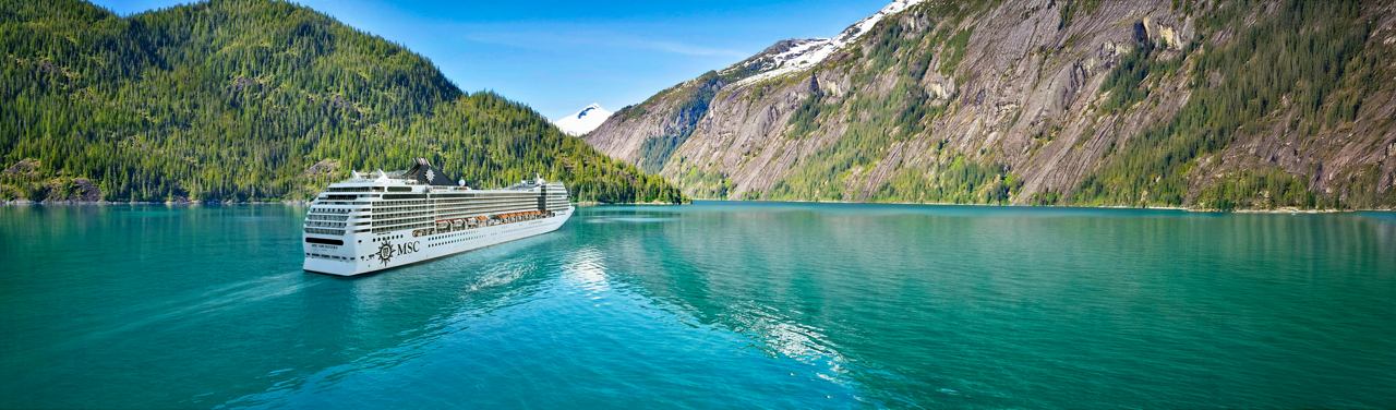 Navire de croisière en Alaska avec montagnes et fjord en arrière-plan | MSC Croisières