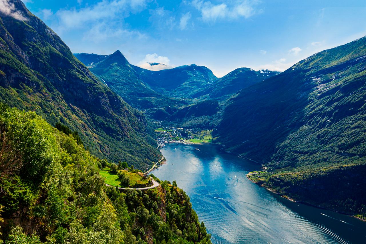 Panoramablick auf den Geirangerfjord in Norwegen mit Bergen und Meer | MSC Cruises