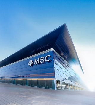 Terminal de cruceros MSC Barcelona con arquitectura moderna bajo cielo azul | MSC Cruises