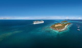 Luftaufnahme des Kreuzfahrtschiffs MSC World Europa nahe einer tropischen Insel in der Karibik | MSC Cruises