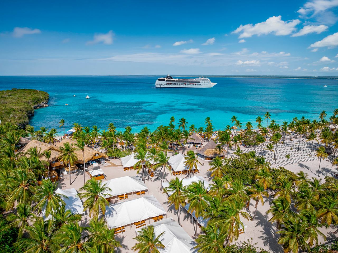 Vista aérea de playa con palmeras y barco MSC Poesia cerca de Isla Catalina, República Dominicana | MSC Cruceros