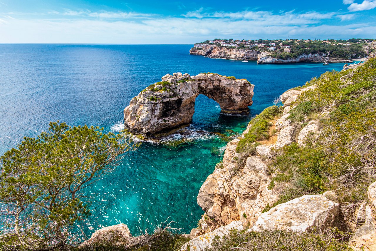 Costa rocciosa e mare Mediterraneo blu a Palma di Maiorca | MSC Cruises