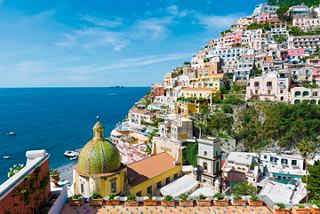 Küstenstadt mit bunten Gebäuden auf einem Hügel am Mittelmeer in Positano, Italien | MSC Cruises