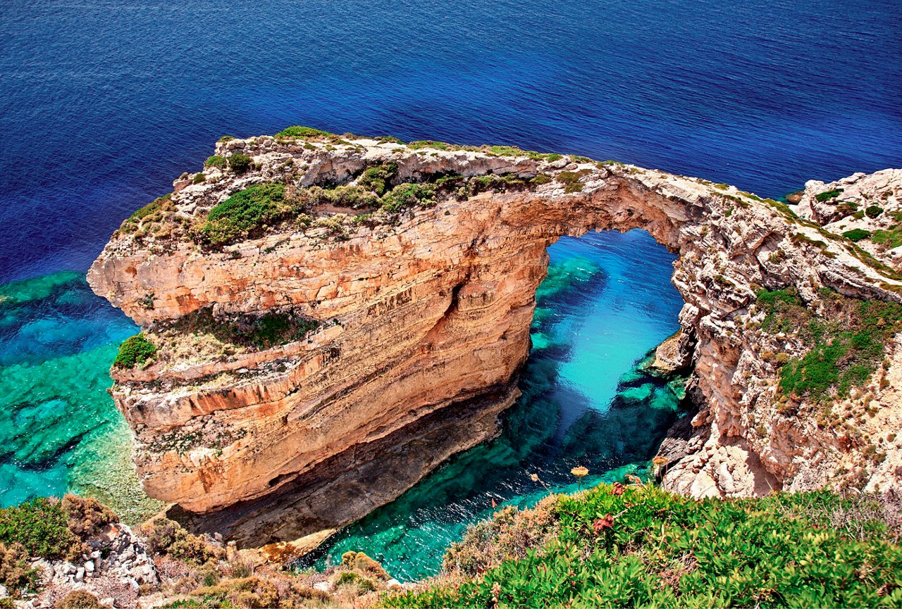 Costa rocosa y mar turquesa en Grecia, destino mediterráneo | MSC Cruises