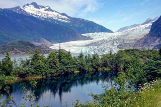 Berglandschaft mit Schnee und See in Alaska nahe dem Mendenhall-Gletscher | MSC Cruises