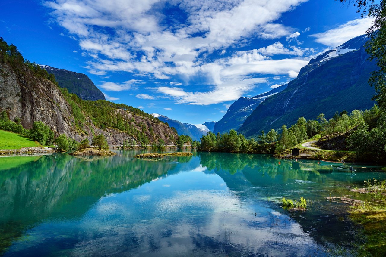 Paesaggio montano con alberi e acqua a Nordfjordeid, Norvegia | MSC Cruises