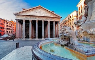 Monumento histórico y fuente en Roma bajo un cielo azul claro | MSC Cruises