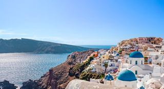 Blick auf Meer und Kuppelgebäude in Santorin, Griechenland | MSC Cruises