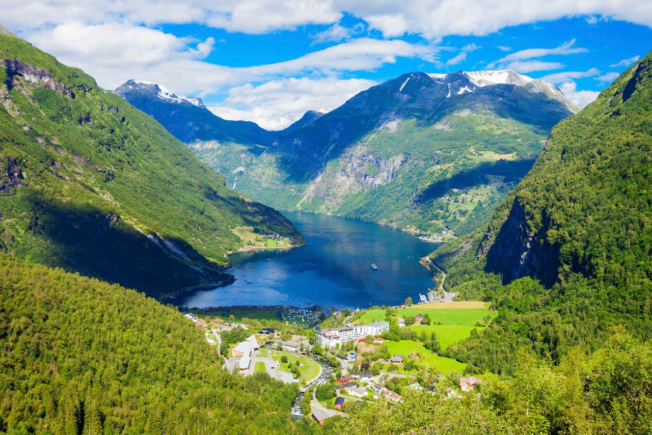 Berglandschaft mit Fjord und Vegetation in Norwegen | MSC Cruises